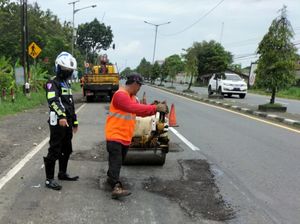 Pagi Ditanami Pohon, Jalur Wira-Wiri Jokowi Jalan Jogja-Solo Langsung Ditambal