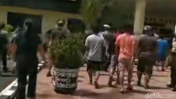 Keluarga terduga bandar sabu berinisial LH (25) di Malinau, Kalimantan Utara yang tewas ditembak polisi menggeruduk Polres Malinau.