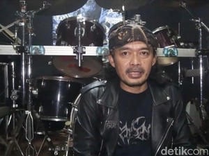 Kenangan Man Jasad dalam Entakan Musik di GOR Saparua Bandung