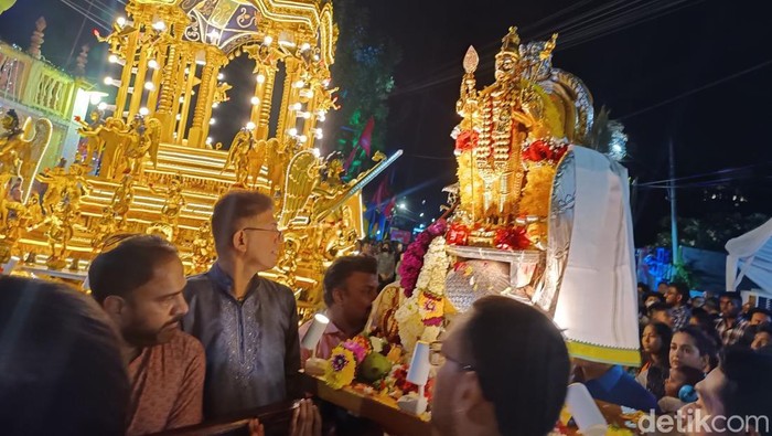 Masyarakat suku Tamil menggelar street festival Thaipusam tahun 2023 di Kota Medan, Minggu (5/2)