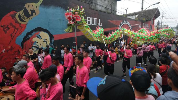 Kirab Budaya Cap Go Meh Ruwat Bumi dan Tolak Bala ini diselenggarakan oleh Klenteng Hok Tek Bio Salatiga. Yuk, lihat kemeriahannya.