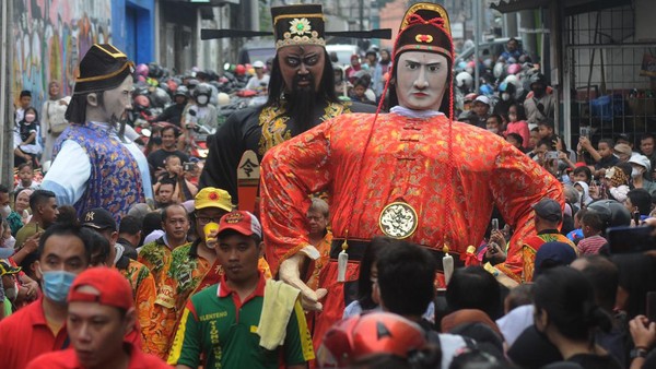 Selain itu juga ada ondel-ondel dengan pakaian khas budaya China yang diarak Oleh para peserta.