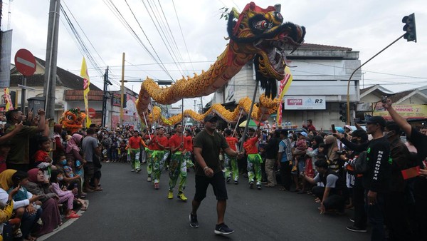 Peserta mengarak naga liong saat Kirab Budaya Cap Go Meh di Salatiga, Jawa Tengah, Minggu (5/2/2023).