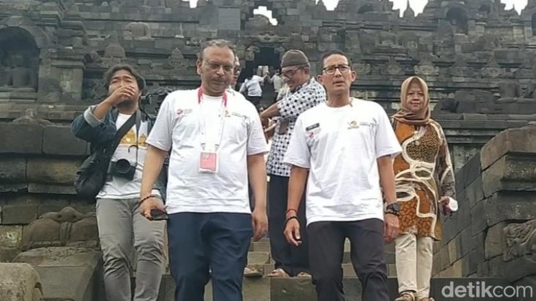 Menparekraf Sandiaga Uno bersama para delegasi Asean Tourism Forum (ATF) 2023 di Candi Borobudur, Kabupaten Magelang, MInggu (5/2/2023).