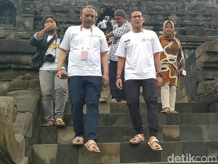 Menparekraf Sandiaga Uno bersama para delegasi Asean Tourism Forum (ATF) 2023 di Candi Borobudur, Kabupaten Magelang, MInggu (5/2/2023).