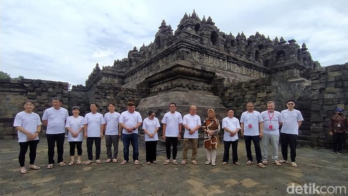 Menparekraf Sandiaga Uno bersama para delegasi Asean Tourism Forum (ATF) 2023 di Candi Borobudur, Kabupaten Magelang, MInggu (5/2/2023).