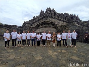 Momen Sandiaga-Delegasi ATF Naik Candi Borobudur Pakai Sandal Upanat