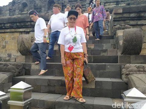 Menparekraf Sandiaga Uno bersama para delegasi Asean Tourism Forum (ATF) 2023 di Candi Borobudur, Kabupaten Magelang, MInggu (5/2/2023).