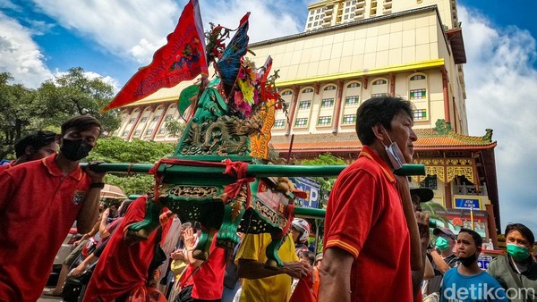 Cap Go Meh merupakan festival yang dirayakan sejak dinasti Xie Han (206SM-4 M) untuk menandakan berakhirnya tahun baru Imlek. Cap Go Meh merupakan festival yang dirayakan sejak dinasti Xie Han (206SM-4 M) untuk menandakan berakhirnya tahun baru Imlek.Â