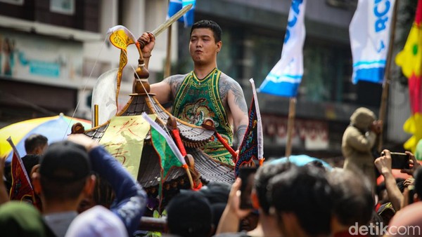 Kirab Toa Pe Kong menampilkan arak-arakan shenming dari Klenteng dan Vihara yang ada di Glodok dan sekitarnya. Kirab Toa Pe Kong menampilkan arak-arakan shenming dari Klenteng dan Vihara yang ada di Glodok dan sekitarnya.Â