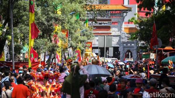 Seperti ini suasana kirab Toa Pe Kong dalam rangka Cap Go Meh di Chinatown Jakarta, kawasan Glodok Pancoran, Minggu (5/2/2023).