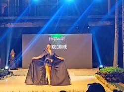 Anastasia Kuznetsova, gadis asal Rusia ini tampil percaya diri mengenakan gaun malam berwarna hitam dengan belahan yang lebar.