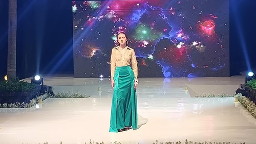 Model remaja dunia unjuk gigi di panggung Bali, Sabtu (04/02/2023) malam.