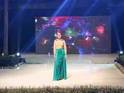 Belasan model cantik dunia unjuk gigi di ajang Australian Supermodel of The Year (Asoty). Mereka berlenggak-lenggok dengan percaya diri di atas panggung TS Suites Seminyak. Model ABG yang mengikuti ajang tersebut berasal dari Australia, Rusia, dan Indonesia. Para peserta mengenakan rancangan desainer lokal Indonesia di hadapan para juri.