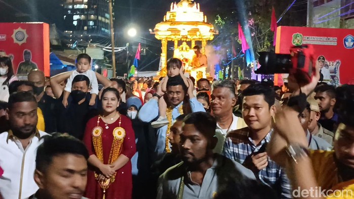 Momen Wali Kota Medan Bobby Nasution ikut merayakan festival Thaipusam di Jalan Kejaksaan, Kota Medan, Minggu (5/2).