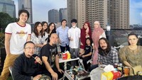 Kalau momen satu ini memperlihatkan betapa serunya kulineran keluarga Dewa19. Ada anak-anak mereka juga di sana tampak menikmati sate. Foto: Instagram @mulanjameela1
