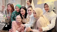 Mulan juga kerap ikut berkumpul dengan teman-teman Ahmad Dhani. Seperti momen berikut, mereka tampak menikmati es buah dan gorengan. Foto: Instagram @mulanjameela1