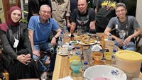 Mulan tampak cantik ketika berkumpul dengan teman-temannya. Mereka sepertinya berada di restoran barbeque. Foto: Instagram @mulanjameela1