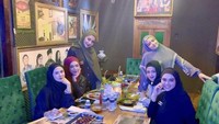 Pelantun lagu Makhluk Tuhan Paling Sexy ini juga tampak seru menikmati hidangan di restoran Dewa19. Mereka tampak menikmati sate dan hidangan lainnya. Foto: Instagram @mulanjameela1