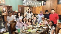 Mulan juga kerap mengajak anaknya makan di restoran. Seperti momen berikut yang memperlihatkan mereka makan steak dan pasta. Foto: Instagram @mulanjameela1