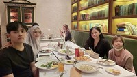Ini momen kebersamaan Mulan dan keluarga. Mereka berkumpul di meja makan sambil menikmati sate, bakso, dan lainnya. Foto: Instagram @mulanjameela1