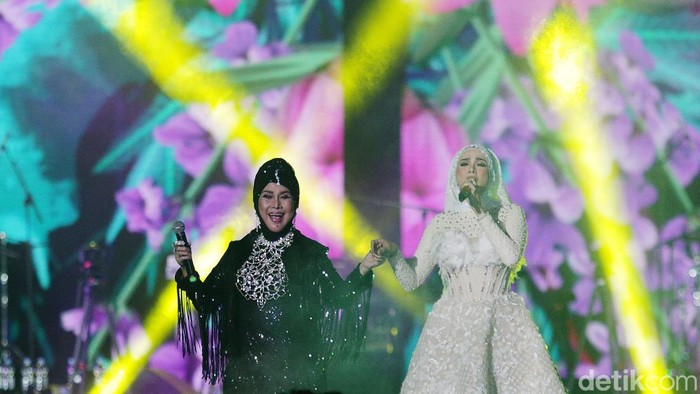 Mulan Jameela Mulan Jameela duet dengan Elvy Sukaesih.