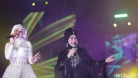Elvy Sukaesih dan Mulan Jameela menghibur Baladewa yang sudah datang di JIS. Foto: Agung Pambudhy