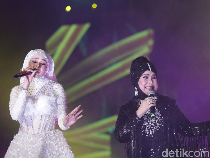 Mulan Jameela Mulan Jameela duet dengan Elvy Sukaesih.