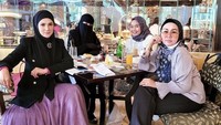 Mulan kerap mengunggah momennya sedang kulineran bersama teman dan keluarga. Ini salah satunya ketika sedang santai bersama teman di restoran, menikmai minuman dan kue. Foto: Instagram @mulanjameela1