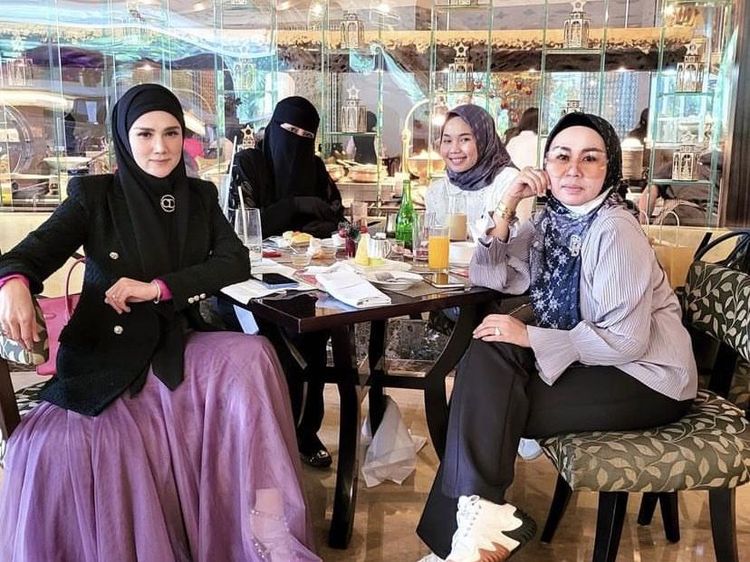 Serunya Mulan Jameela Saat Kulineran Bareng Keluarga dan Teman