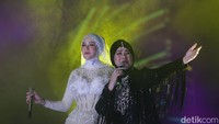 Seru banget ya saat melihat mereka duet. Foto: Agung Pambudhy