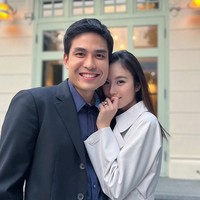 Nong Poy baru-baru ini membawa kabar bahagia. Dia dilamar oleh pria tajir asal Phuket bernama Oak Phakwa Hongyok. Foto: dok. Instagram/@poydtreechada