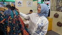 Selain itu, Nur Asia juga membeli sejumlah kerajinan yang dipamerkan dalam event tersebut.