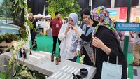 Penasihat Dharma Wanita Kemenparekraf RI yang juga istri Menteri Pariwisata dan Ekonomi Kreatif (Menparekraf) Sandiaga Uno, Nur Asia, berbagi tips dan pengalamannya dalam mempromosikan produk UMKM saat mengunjungi Travel Exchange di ATF Program Beauty Class bersama salah satu produk kosmetik di Yogyakarta, Sabtu (4/1/2023). Nur Asia berharap, ATF 2023 ini akan jadi momentum kebangkitan pariwisata dan ekonomi kreatif Indonesia.
