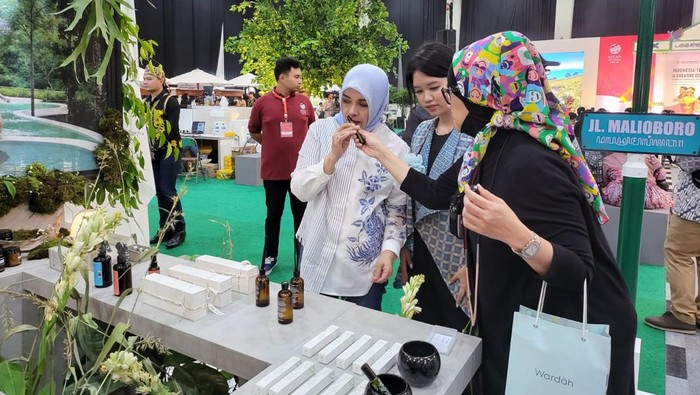 Nur Asia Uno Berbagi Pengalaman Kepada UMKM di Travex ATF Yogyakarta Nur Asia Uno, istri Menparekraf berbagi pengalamannya kepada pelaku usaha kerajinan di Travel Exchange di ATF Yogyakarta. Yuk intip momennya.