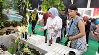 Tidak hanya mempromosikan, Nur Asia juga berkesempatan menyapa dan berbincang dengan para pelaku usaha di ajang ATF dan menjadi rombongan Rojali (Rombongan Jadi Beli) di pameran UMKM Travex ATF 2023.