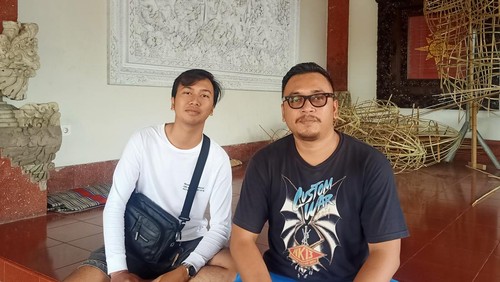 Ketua STYSB Banjar Tainsiat, Komang Angga Natya Laksana (21) dan panitia ogoh-ogoh sekaligus penasehat STYSB Banjar Tainsiat, Gede Windu Wirajaya (28) pada Minggu (5/2/2023) sore di Jalan Patimura, Denpasar, Bali.