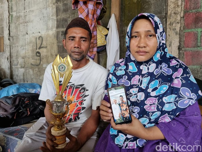 Fandi merupakan anak pertama dari pasangan Achmad Mustanili (44) dan Chlivatur Rosida (37)
