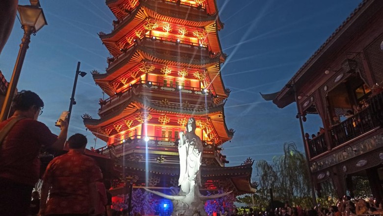 Pagoda Lighting Show di Pantjoran PIK Pagoda Lighting Show di Pantjoran PIK