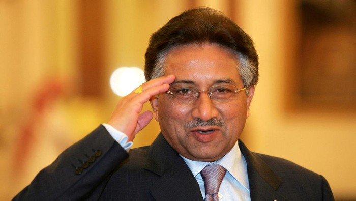 FILE PHOTO: Pakistani President Pervez Musharraf salutes as he arrives for the Organisation of Islamic Conference (OIC) meeting in Mecca December 8, 2005. REUTERS/Zainal Abd Halim/File Photo