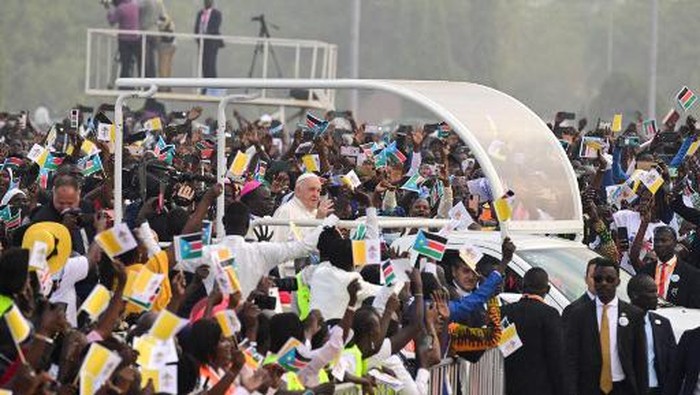 Pope Francis (C) waves as he arrives by popemobile for the holy mass at the John Garang Mausoleum in Juba, South Sudan, on February 5, 2023. - Pope Francis wraps up his pilgrimage to South Sudan with an open-air mass on February 5, 2023 after urging its leaders to focus on bringing peace to the fragile country torn apart by violence and poverty.
The three-day trip is the first papal visit to the largely Christian country since it achieved independence from Sudan in 2011 and plunged into a civil war that killed nearly 400,000 people. (Photo by Tiziana FABI / AFP)