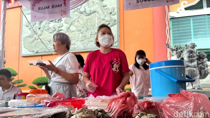 Pedagang Bakcang di Festival Kuliner Vegetarian Vihara Maitreya Medan. (Kartika Sari/detikSumut_