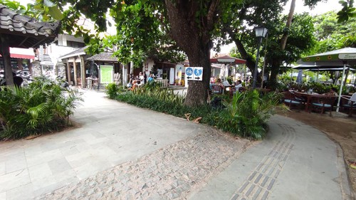 Renovasi trotoar di Pantai Segara mengakomodasi pejalan kaki dan pengguna sepeda kayuh serta pesepeda listrik, Sabtu (4/2/2023).