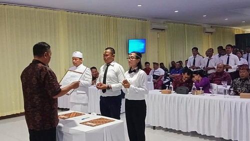 Bawaslu saat melantik anggota PKD di Taman Surgawi, Ujung, Karangasem pada Minggu (5/2/2023).