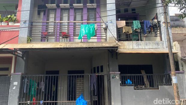Penampakan mes karyawan tempat pencuri ponsel tewas diamuk massa.