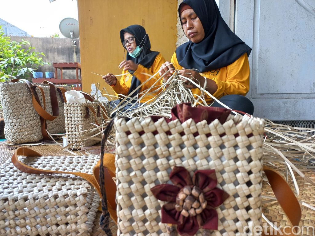 Pengrajin tas anyaman di Jambi