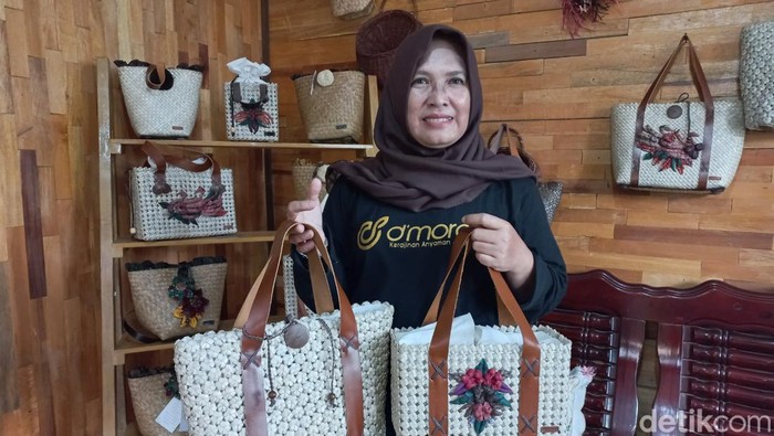 Pengrajin tas anyaman di Jambi
