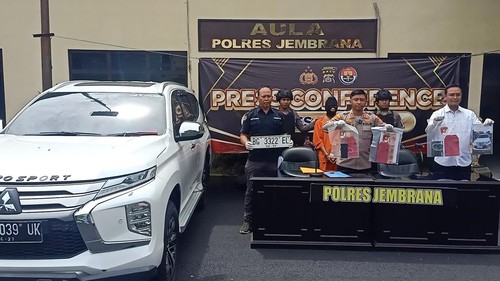 Kapolres Jembrana AKBP I Dewa Gde Juliana saat melaksanakan pers release di depan Aula Polres Jembrana, Minggu (5/2/2023).
