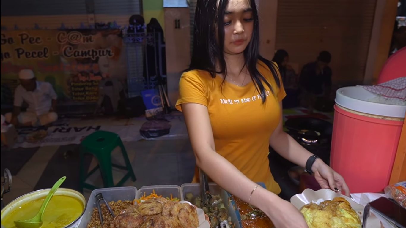 Penjual nasi pecel cantik