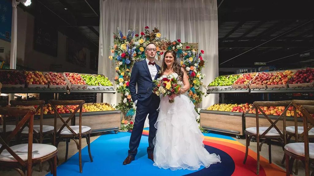 Unik! Pasangan Ini Pilih Rayakan Pernikahan di Supermarket